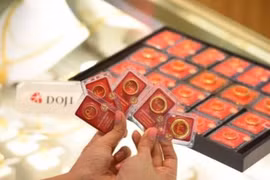 Vàng thế giới bị bán tháo, người mua vàng nhẫn lỗ 2,65 triệu đồng/lượng