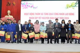 Bộ trưởng Bộ Nông nghiệp và Phát triển nông thôn thăm, tặng quà công nhân tại Hưng Yên