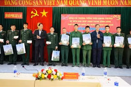 Phó Chủ tịch Quốc hội Trần Quang Phương thăm, chúc Tết Đồn biên phòng ở Quảng Trị
