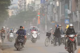 Ô nhiễm không khí vượt ngưỡng, Hà Nội sẽ phun nước rửa đường trở lại