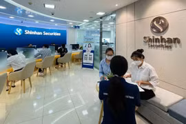 Chứng khoán Shinhan vay nợ thêm 2.500 tỷ, lượng trái phiếu của An Phát Holdings đang ra sao?