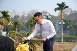 Đồng chí Lê Quốc Minh dâng hương tưởng niệm các Anh hùng liệt sĩ tại Điện Biên