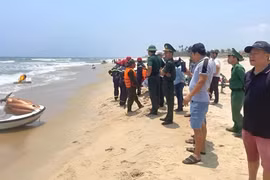 Tìm kiếm anh em sinh đôi mất tích khi tắm biển Đà Nẵng