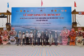 Hợp long cầu vượt sông dài nhất tuyến cao tốc Bắc - Nam