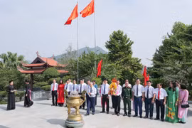 Hội Nhà báo tỉnh Thái Nguyên tổ chức chương trình về nguồn tại ATK Định Hóa