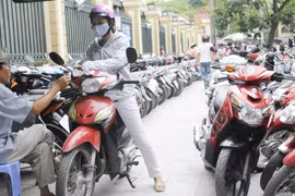 Hà Nội tăng điểm trông giữ xe dưới lòng đường