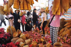 Du khách 'nườm nượp' kéo về chợ Viềng tham quan, mua sắm đầu Xuân