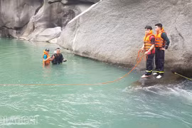 Một người tử vong khi chui xuống hang nước suối trong đêm bắt cá