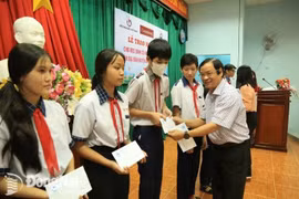 Trao 70 suất học bổng cho học sinh nghèo hiếu học trên địa bàn huyện Nhơn Trạch