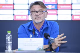 HLV Troussier: “Tôi tin tưởng vào các cầu thủ, vì họ nỗ lực hết sức mỗi ngày”