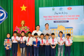 Kon Tum: Trao hàng trăm thẻ bảo hiểm cho học sinh vùng khó