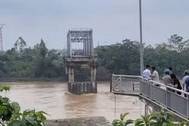 Sập cầu Phong Châu ở tỉnh Phú Thọ, nghi có người và xe rơi xuống sông