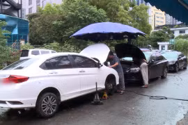 Hà Nội: Nhiều xe ô tô hư hỏng nặng sau bão số 3