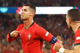 Ronaldo bừng sáng, Bồ Đào Nha thắng nghẹt thở