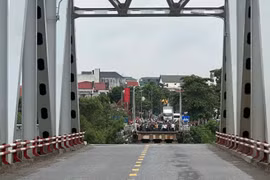 Cấm cầu Tứ Mỹ, cầu Trung Hà và cầu Phong Châu