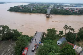 Tập trung khắc phục sự cố sập cầu Phong Châu và ứng phó với mưa lũ