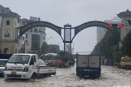 Hà Nội: Phân luồng giao thông qua nhiều vị trí ngập úng trên các tuyến đường