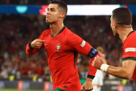 Ronaldo rực sáng, Bồ Đào Nha thắng ngược Scotland