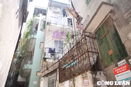 Nhà trọ, chung cư mini được quây kín bởi thép gai, lồng sắt cạnh hiện trường vụ cháy khiến 14 người chết
