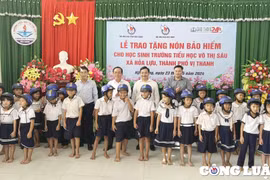 Hội Nhà báo Việt Nam trao tặng nón bảo hiểm cho 300 em học sinh
