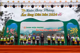 Thường trực Ban Bí thư Trương Thị Mai dự Chương trình ‘Xuân Biên phòng - Ấm lòng dân bản’
