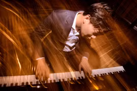 Tài năng piano Nguyễn Việt Trung biểu diễn cùng Dàn nhạc Giao hưởng Mặt trời