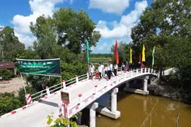 Nhựa Tiền Phong liên tiếp khánh thành các Cầu Nối Yêu Thương tại Đồng Tháp và Cà Mau