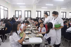 Hà Nội: Bảo đảm an toàn thực phẩm bếp ăn bán trú Trường THCS Nguyễn Thị Minh Khai