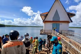 Gia Lai: Phát hiện lỗ thủng lớn ở thân đập thủy lợi, sơ tán người dân ở 3 xã