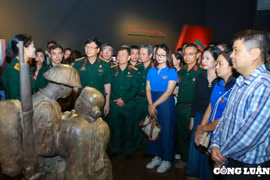 Đoàn công tác Cơ quan Trung ương Hội Nhà báo Việt Nam tham quan Bảo tàng Lịch sử Quân sự Việt Nam
