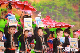 Hà Nội: Ngắm các tài năng nhí dưới 10 tuổi thể hiện trước ánh đèn sân khấu trường học