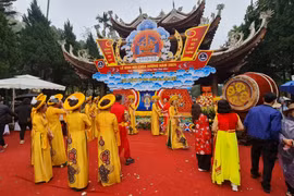 Khai hội chùa Hương trong mưa xuân