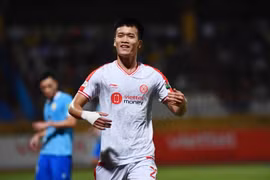 Tiền vệ số 1 Việt Nam nhận lời đề nghị cực khủng từ hai đại gia V-League