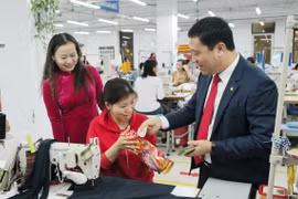 Lì xì đầu năm: Người lao động mong một năm kinh tế đủ đầy
