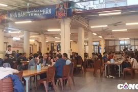 Dân văn phòng khai xuân: Quán nhậu quá tải, đội mưa vài km để ăn trưa