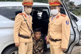 Cảnh sát giao thông bắt đối tượng người Lào vận chuyển 24.000 viên ma tuý