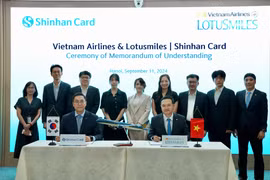 Vietnam Airlines và Shinhan Card ký thỏa thuận phát triển thẻ đồng thương hiệu