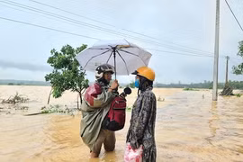 Tác nghiệp trong bão lũ: Không chỉ là trách nhiệm mà còn là sự sẻ chia