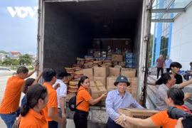 Đoàn Công tác Đài Tiếng nói Việt Nam trao tặng nhu yếu phẩm cho người dân vùng lũ