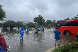Hà Nội: Bảo đảm an toàn cho người và phương tiện di chuyển qua các điểm úng ngập