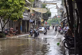 Nước sông Hồng bắt đầu rút nhẹ tại nhiều khu dân cư ven sông
