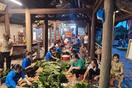 Gia Viễn (Ninh Bình): Xuyên đêm gói 1.100 chiếc bánh chưng gửi đến vùng bị ngập lụt