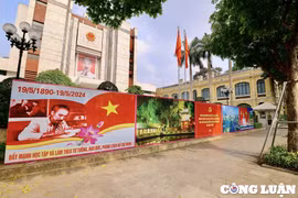 Đường phố Hà Nội rực rỡ cờ hoa, khẩu hiệu kỷ niệm 134 năm ngày sinh Chủ tịch Hồ Chí Minh