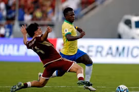 Vinicius hóa "tội đồ" của Brazil