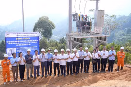 “Thần tốc" đưa điện lưới quốc gia về khu tái định cư Làng Nủ