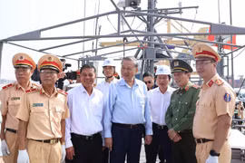 Tổng Bí thư Tô Lâm kiểm tra tàu tuần tra do Cảnh sát biển Hàn Quốc viện trợ