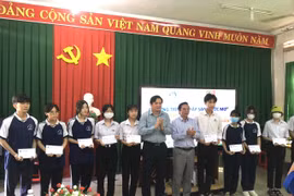 Hội Nhà báo tỉnh Tây Ninh trao học bổng cho học sinh có hoàn cảnh khó khăn trên địa bàn tỉnh