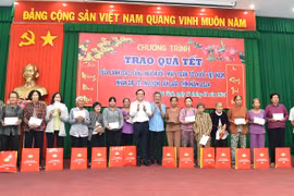 Phó Thủ tướng Trần Lưu Quang tặng quà gia đình chính sách, hộ nghèo nhân dịp Tết tại Trà Vinh