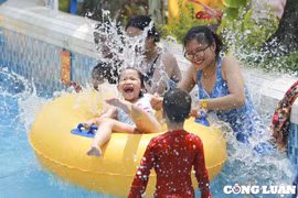 Nắng nóng gay gắt, hàng nghìn lượt người đổ về Công viên nước Hồ Tây "giải nhiệt"