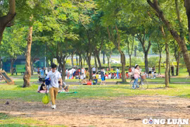 Người dân tại Thủ đô vui chơi, tận hưởng kỳ nghỉ lễ 30/4-1/5 bất chấp nắng nóng
